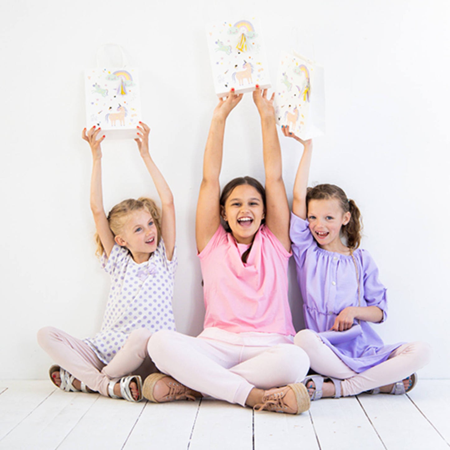 Unicorns & Rainbows Gift Bags (20x27 cm) - Anilas UK