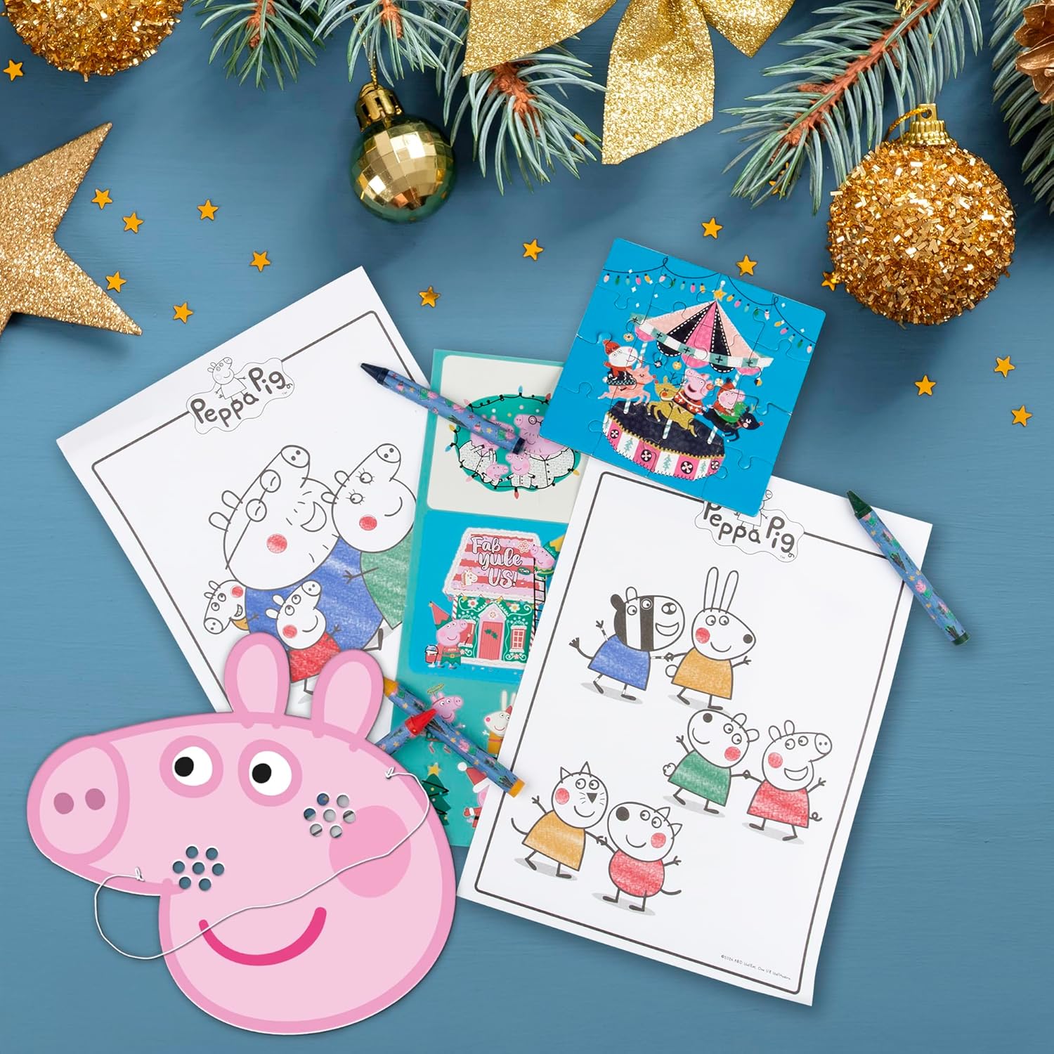Scene with Peppa Pig mask and puzzle from 55cm Cracker